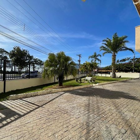Apartamento Ubatuba, Itaguá, bem localizado, duas vagas de garagem Exterior foto