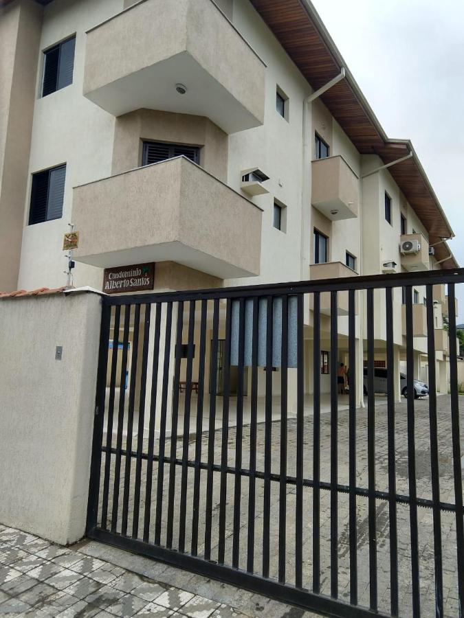 Apartamento Ubatuba, Itaguá, bem localizado, duas vagas de garagem Exterior foto
