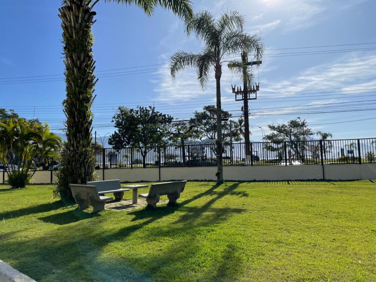 Apartamento Ubatuba, Itaguá, bem localizado, duas vagas de garagem Exterior foto